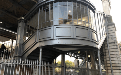 Escaliers métalliques de la station de métro Chevaleret